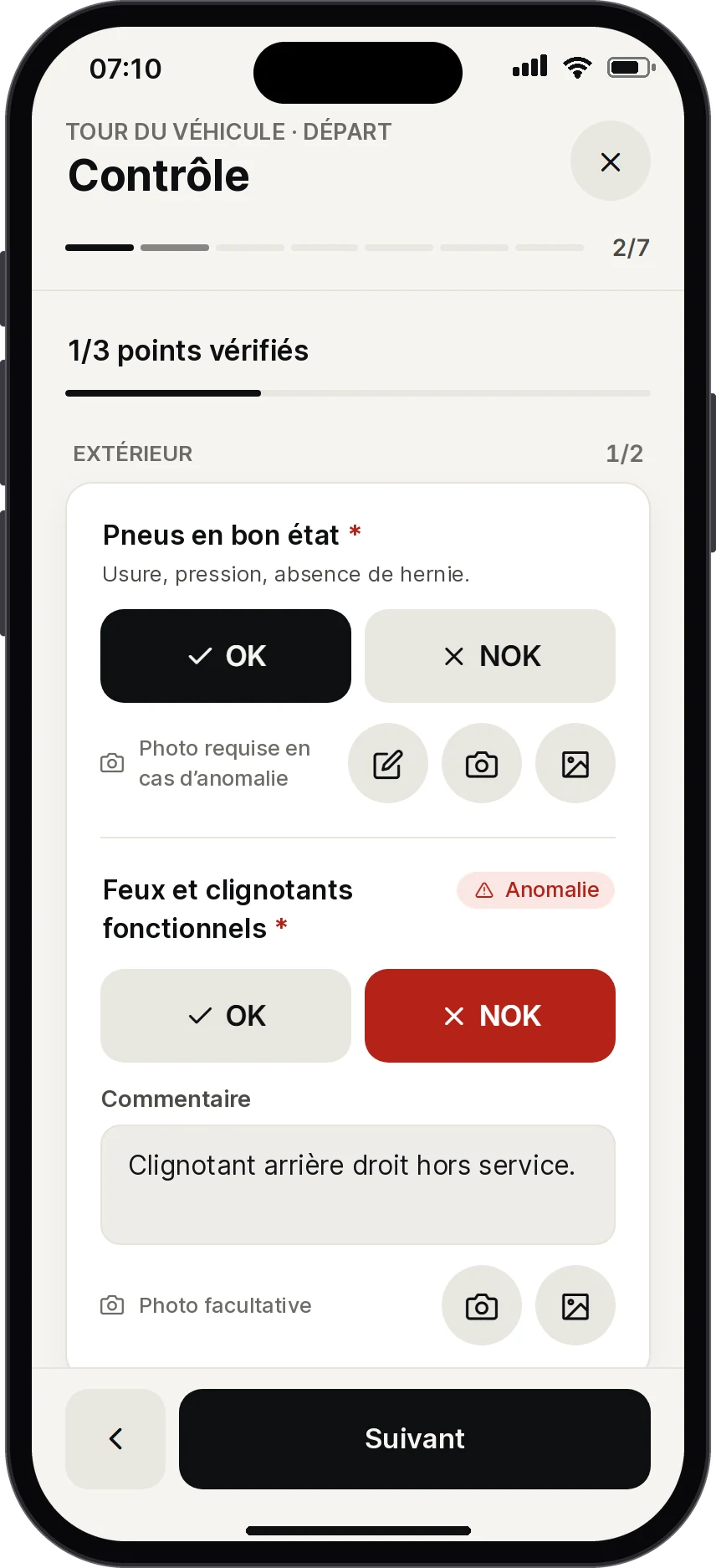 Tour du véhicule, étape Contrôle : pneus validés, feux signalés en anomalie avec un commentaire.