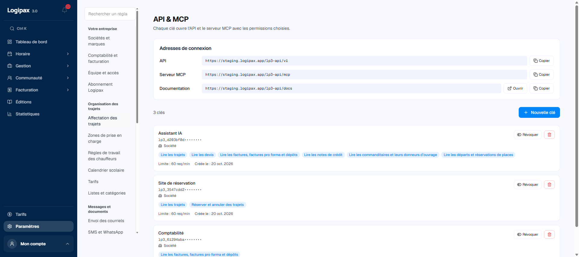 Liste des clés API : trois clés nommées d'après leur usage, leur statut actif ou révoqué, leurs permissions en étiquettes, leur limite d'appels et leur date de création