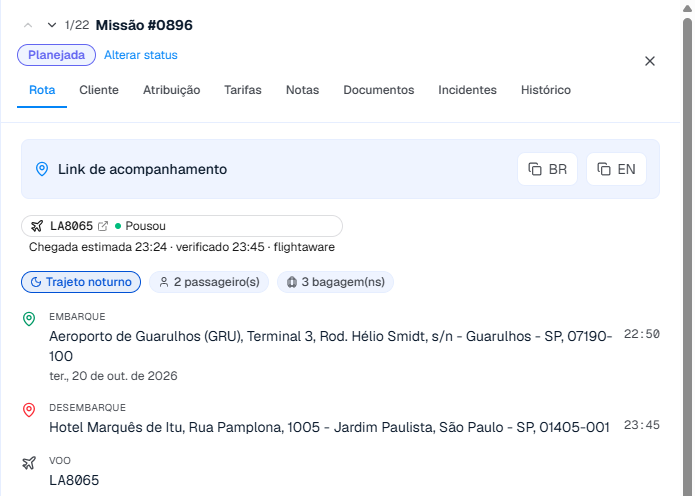 Detalhe de uma corrida com voo acompanhado: status, horário estimado de chegada verificado, embarque e rota
